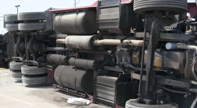 acidente-caminhao-tomba (1)