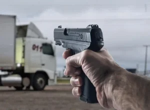 arma-na-mao-crime-caminhoneiro (1)