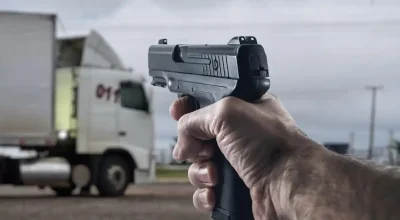 arma-na-mao-crime-caminhoneiro (1)