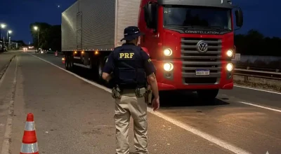 caminhao-fiscalizacao-prf-noite