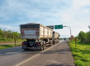 carreta-carregada-br-163-rodotrem-estrada