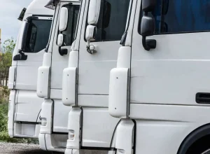 frota-de-caminhoes-estacionados (1)