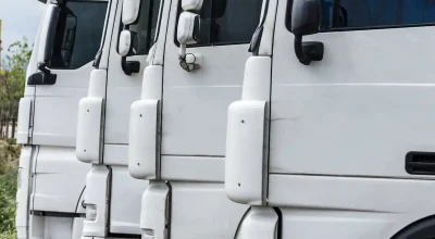 frota-de-caminhoes-estacionados (1)